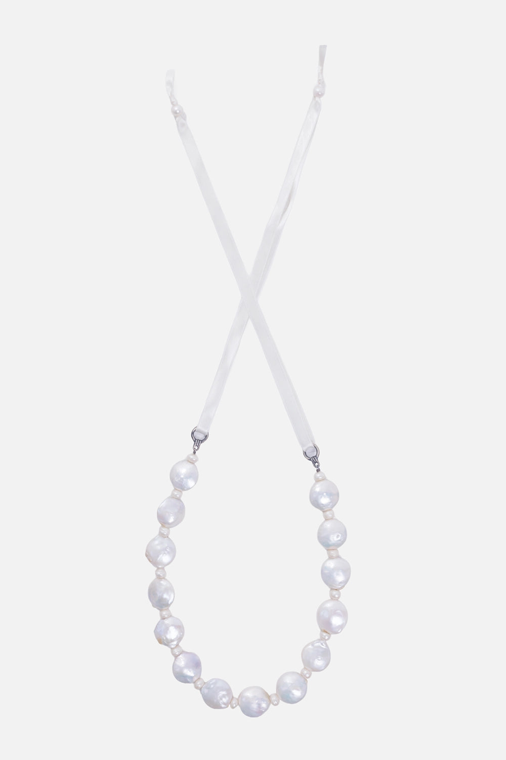 KUNDO unisex pearl-bead necklace in white, close-up with lustrous irregular beads and small pearl spacers