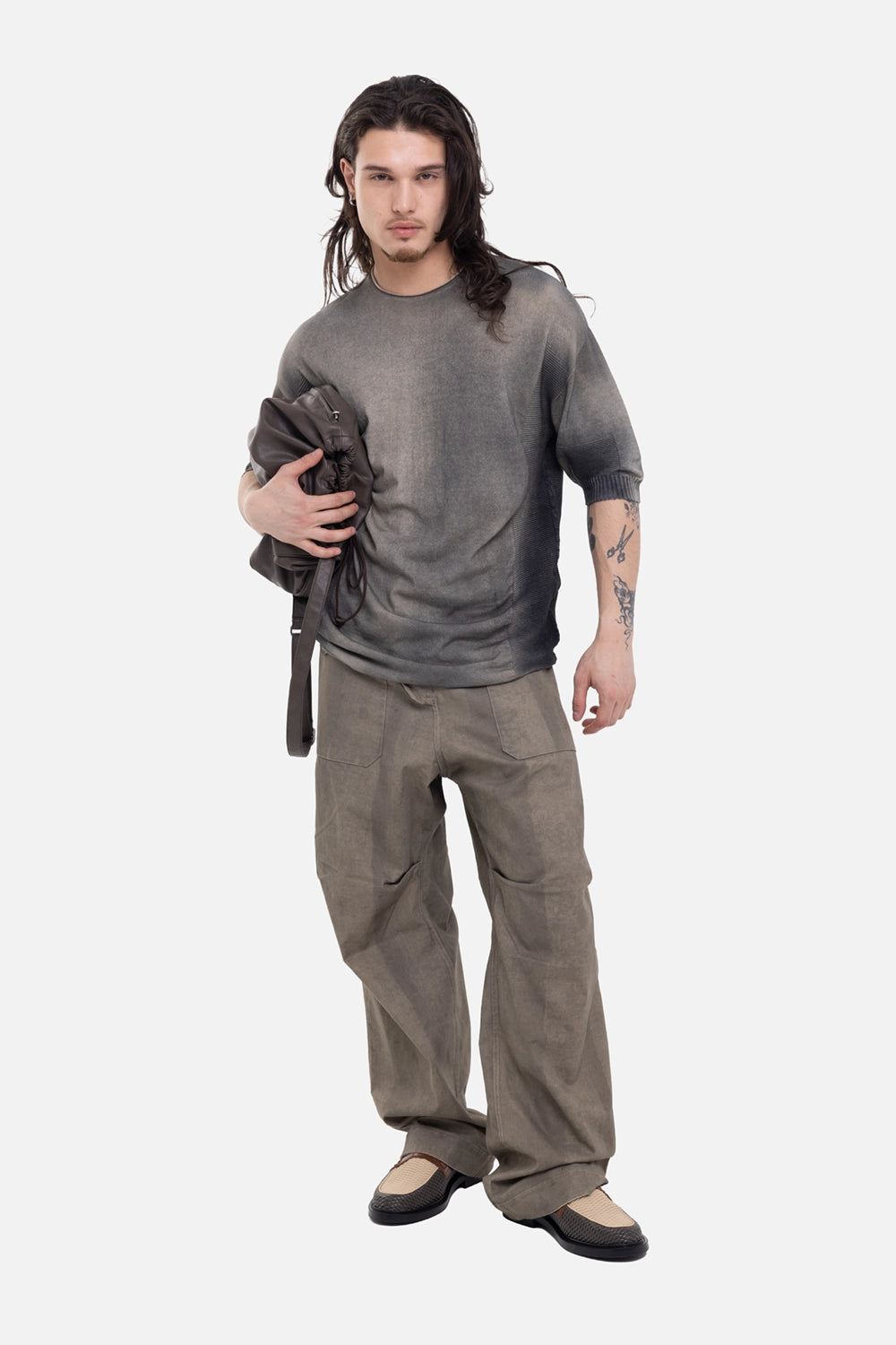MD75 men's T-shirt in ash black, on-model full-length view with ribbed side panels and short sleeves