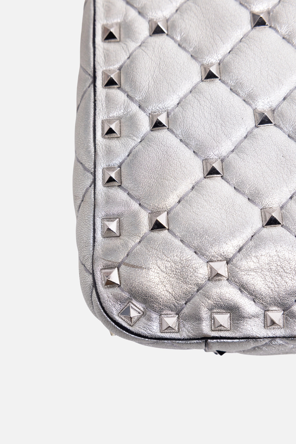 Pre-owned Valentino Garavani small shoulder bag in silver, corner close-up, quilted leather and pyramid studs