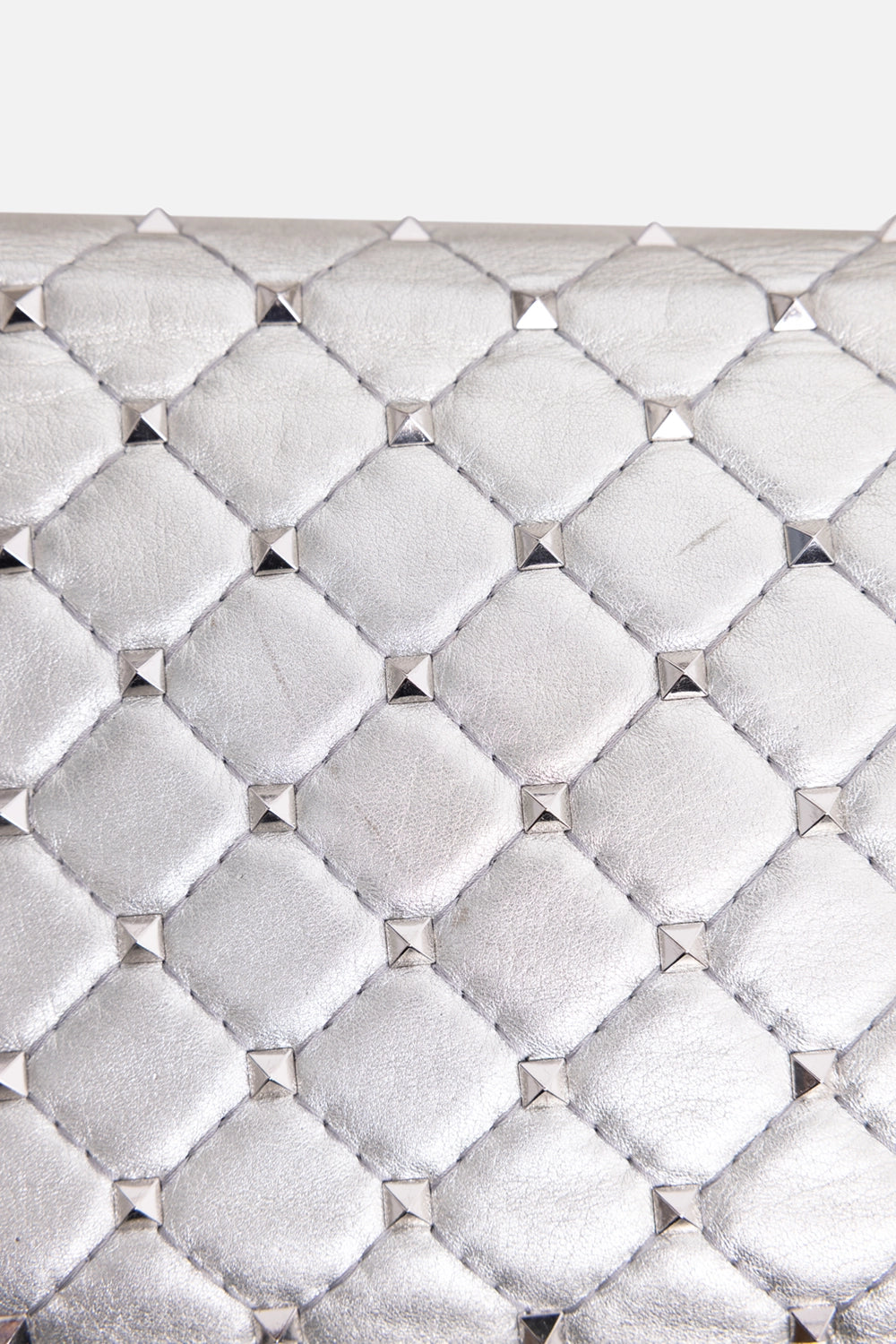Pre-owned Valentino Garavani small shoulder bag in silver, leather close-up, quilted pattern with stud accents