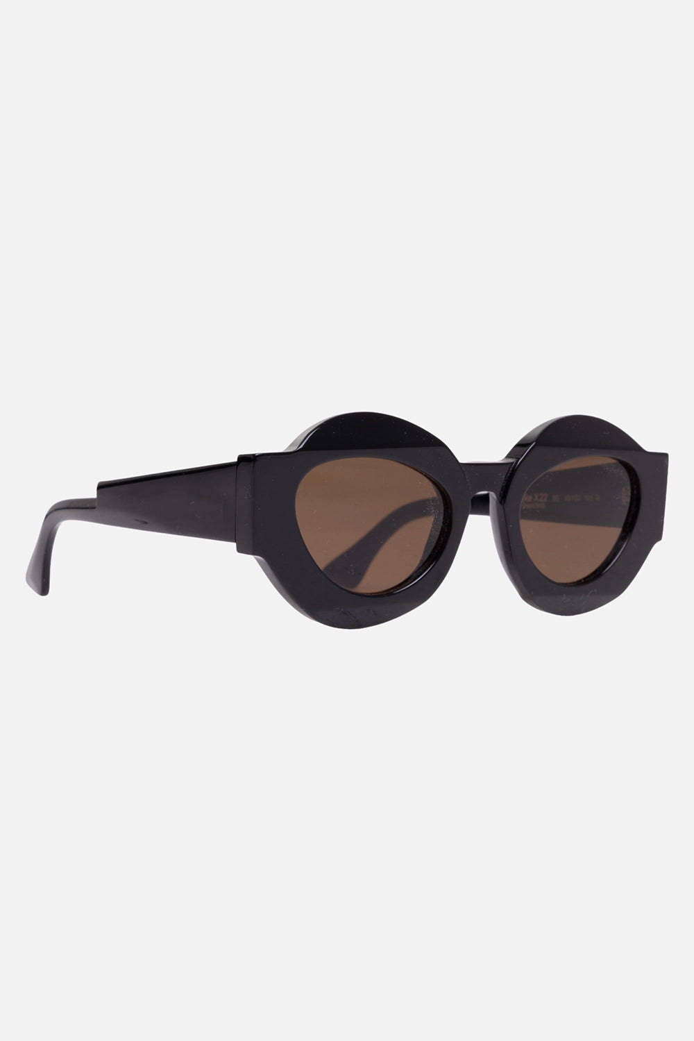 Kuboraum unisex round sunglasses in black shine, 3/4 view, wide tapered temples and brown lenses