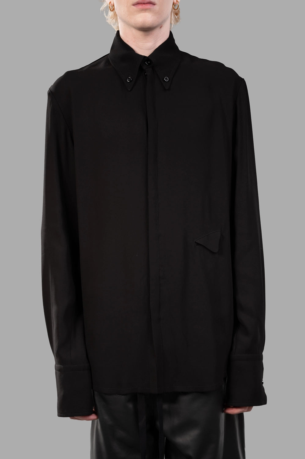 Marc Point shirt in black, front view, triangular welt pocket and hidden buttons