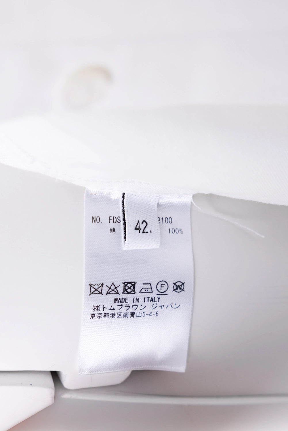 Pre-owned Thom Browne women's shirt dress in white, care label close-up, size 42 and Made in Italy text