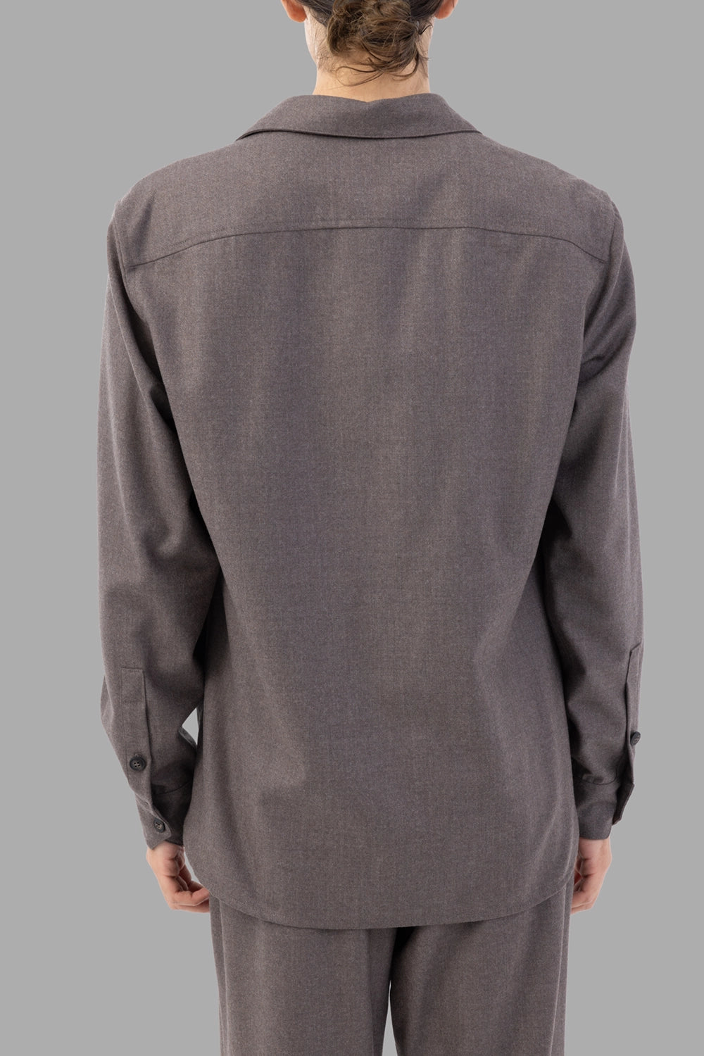 Aion shirt in tortora, back view, clean yoke and curved hem