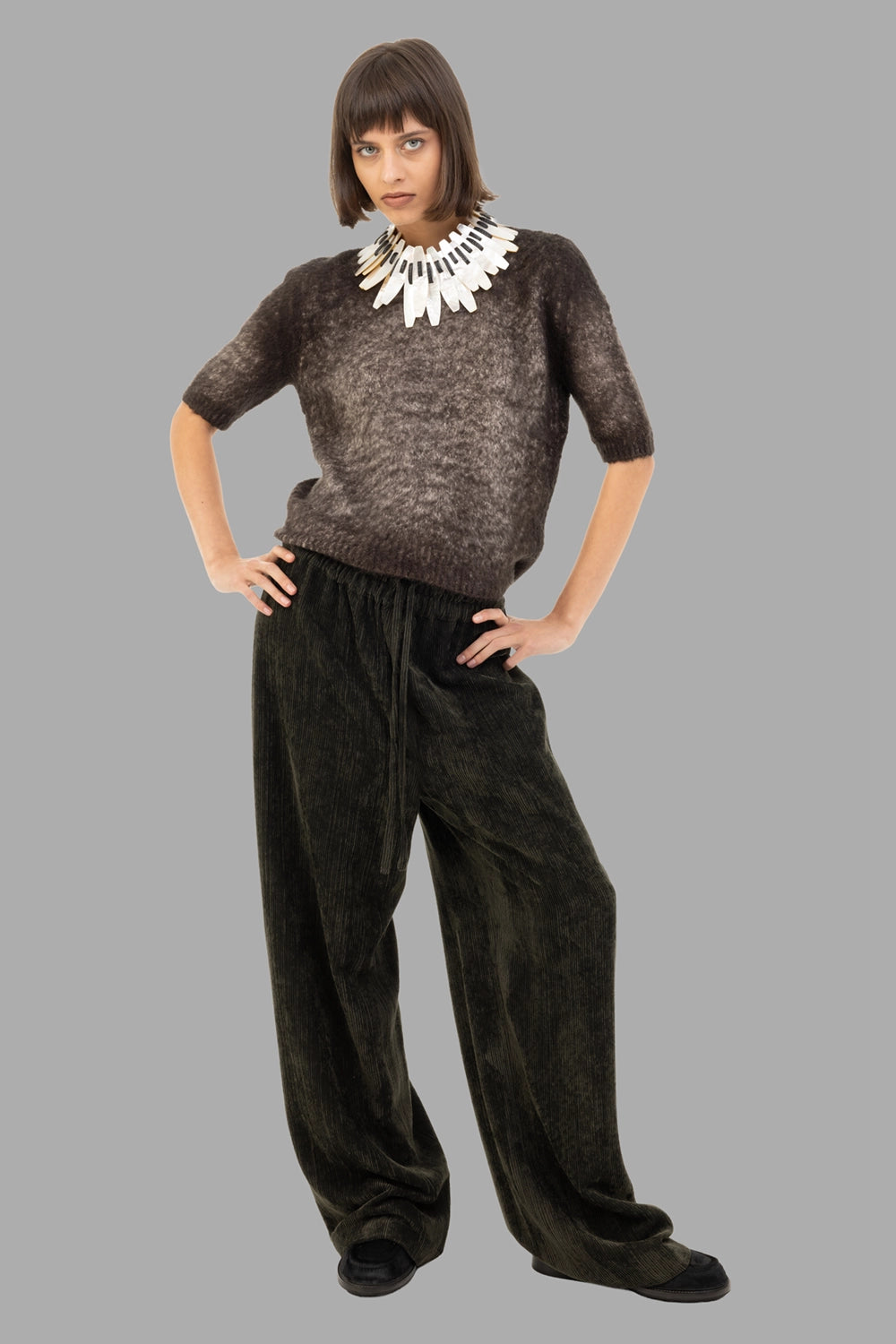 Avant Toi women's short-sleeve sweater in brown, on-model full length, brushed texture with rib trims