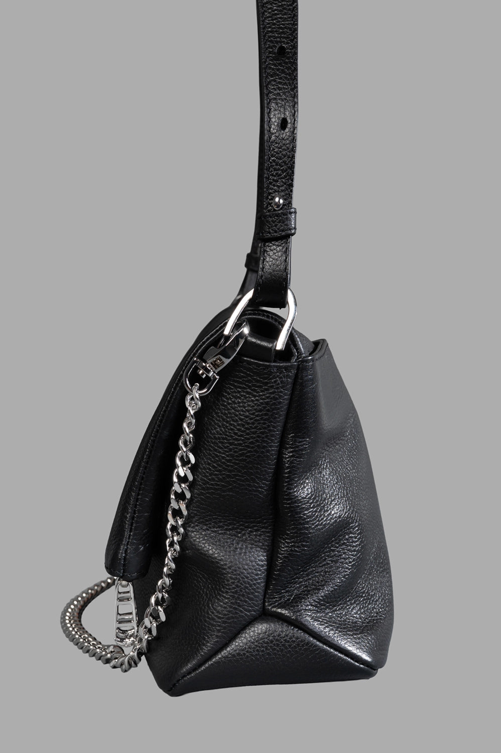Zadig & Voltaire shoulder bag in black, side view, knotted leather strap with silver chain and D-rings
