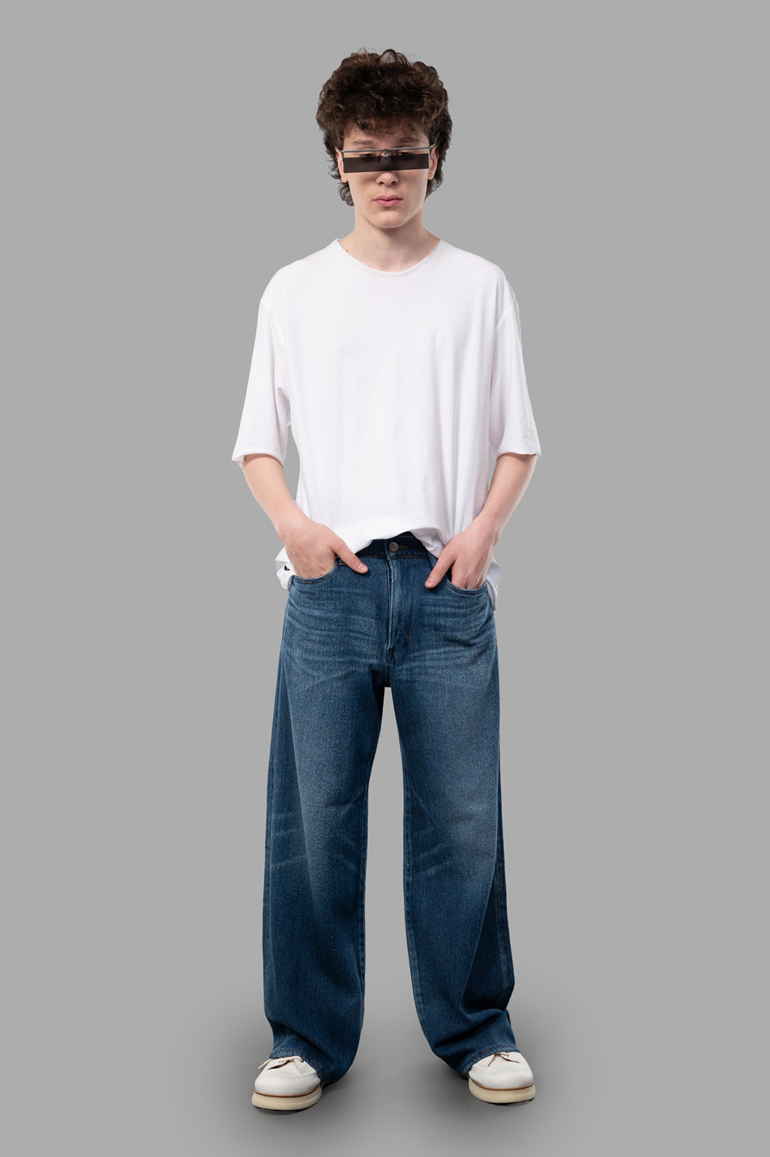 Vein wide-leg jeans in blue cotton, showcased front view on model, featuring mid-waist and 5-pocket design.