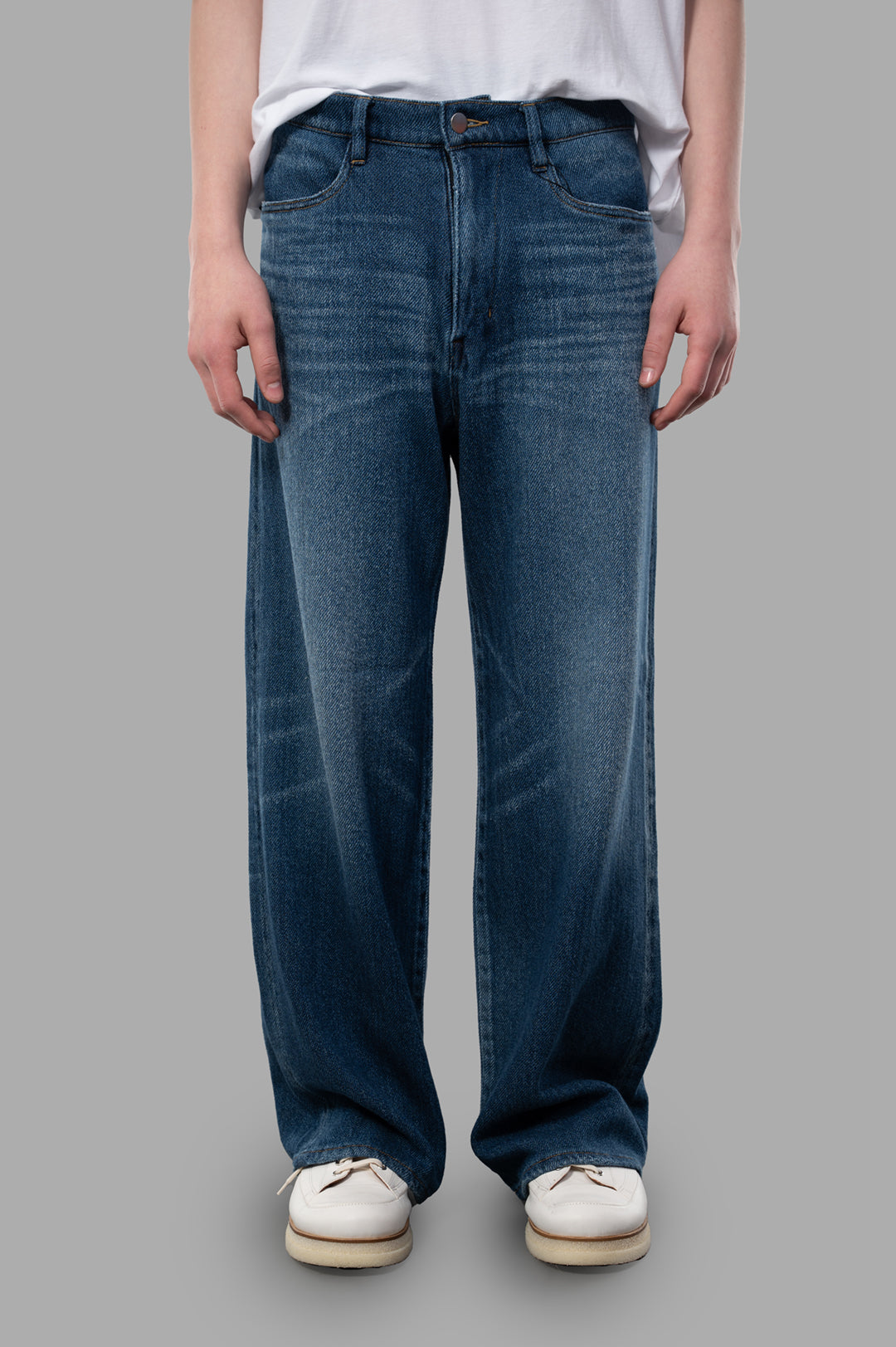 Vein Wide-leg Jeans shown from the front, featuring a comfortable mid-waist fit and 5-pocket style in blue denim.