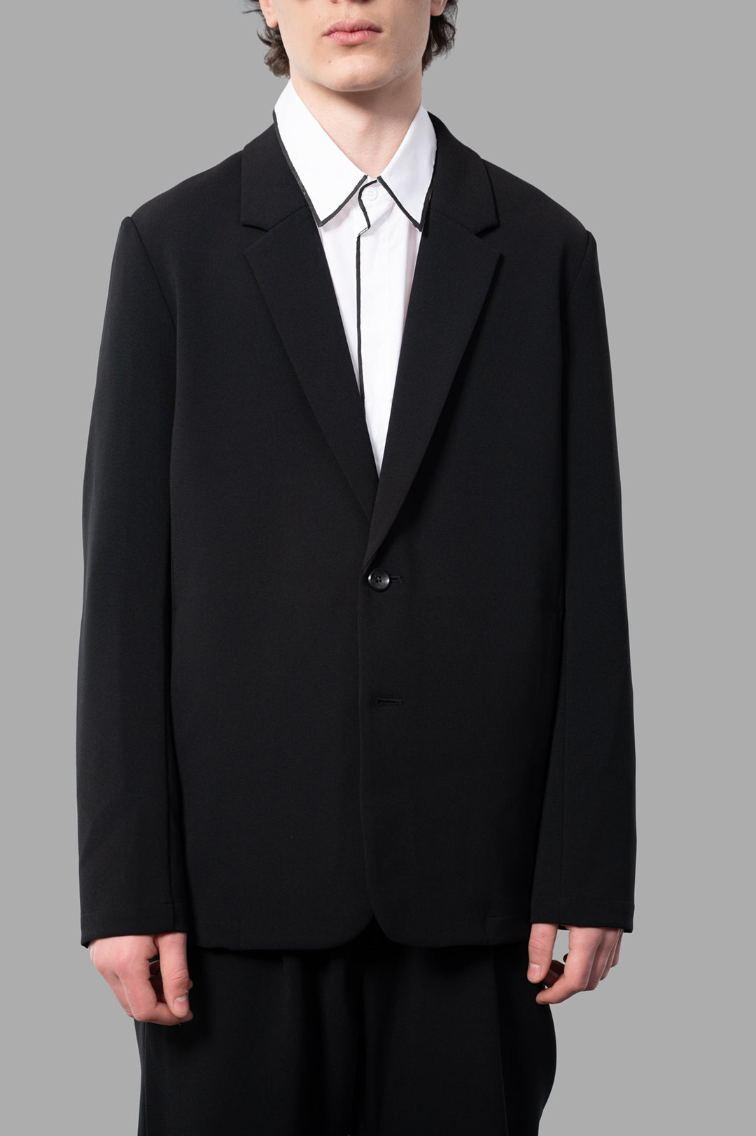 Attachment Single-breasted Blazer in black, showcasing a relaxed fit and elegant hand-washable fabric, worn front view.
