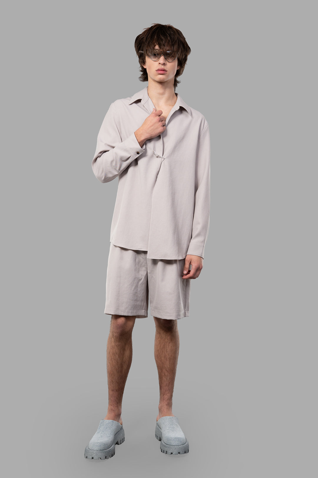 Attachment beige Twill Chain Shirt, on-model front view, showcasing its cotton-linen-polyester blend and elegant design.