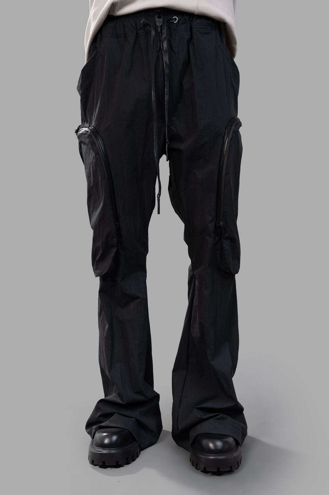 Justin Gall Cargo Trousers feature a front view with zippers, showcasing a relaxed fit and modern style for everyday wear.