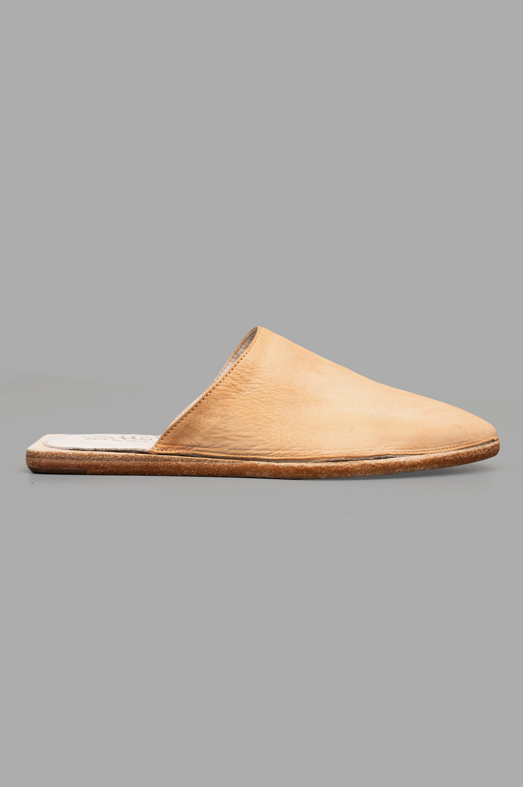 Shoto Leather Mules, side view. Handmade beige leather with unique patina, showcasing Italian artisanal technique.