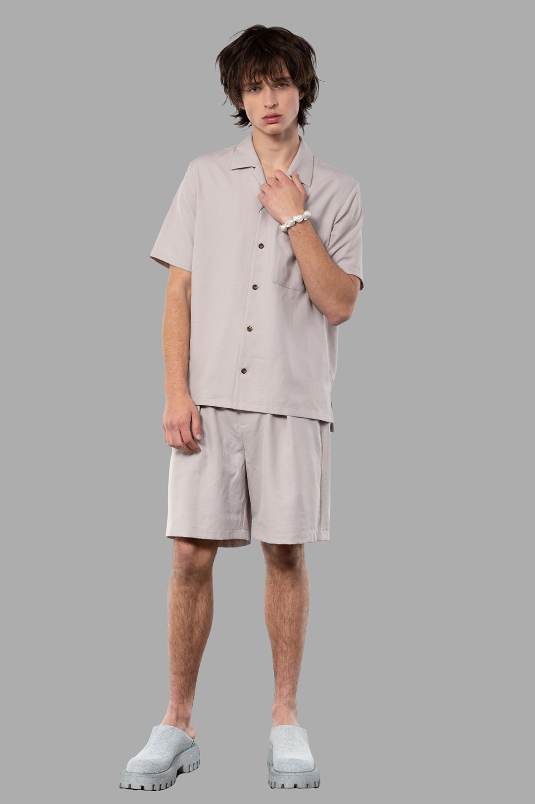 Attachment beige regular-collar shirt in polyester fabric, front view on model, showcasing matte, wrinkle-resistant texture.