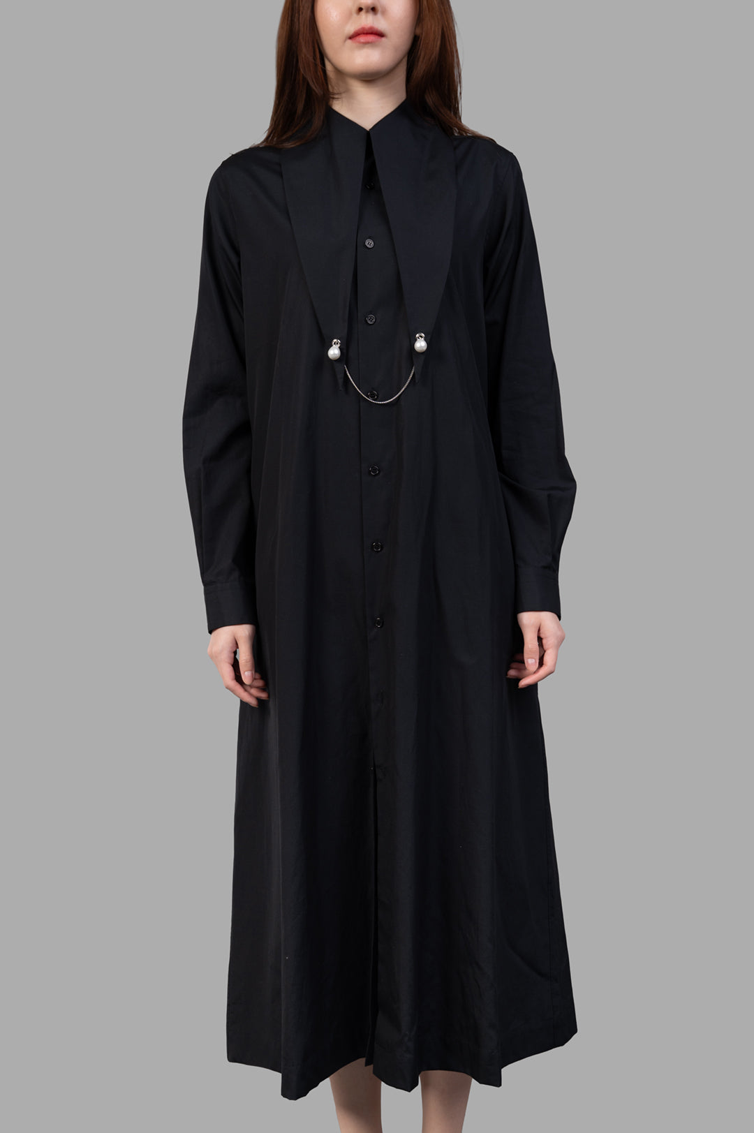 Noir Kei Ninomiya Charm-collar Shirt Dress in Black featuring a stylish collar, silver-tone pearl details, and long sleeves.
