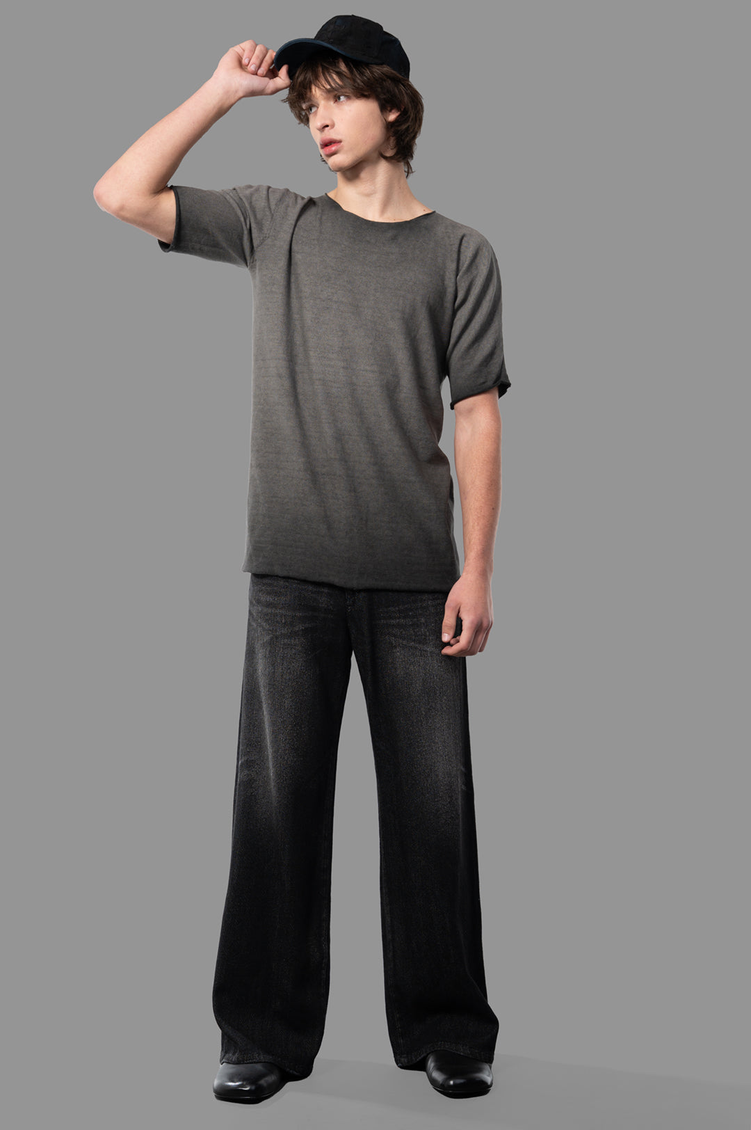 Vein wide-leg jeans in black, cotton fabric, front view on model with gray shirt and cap, showcasing chic wide fit.