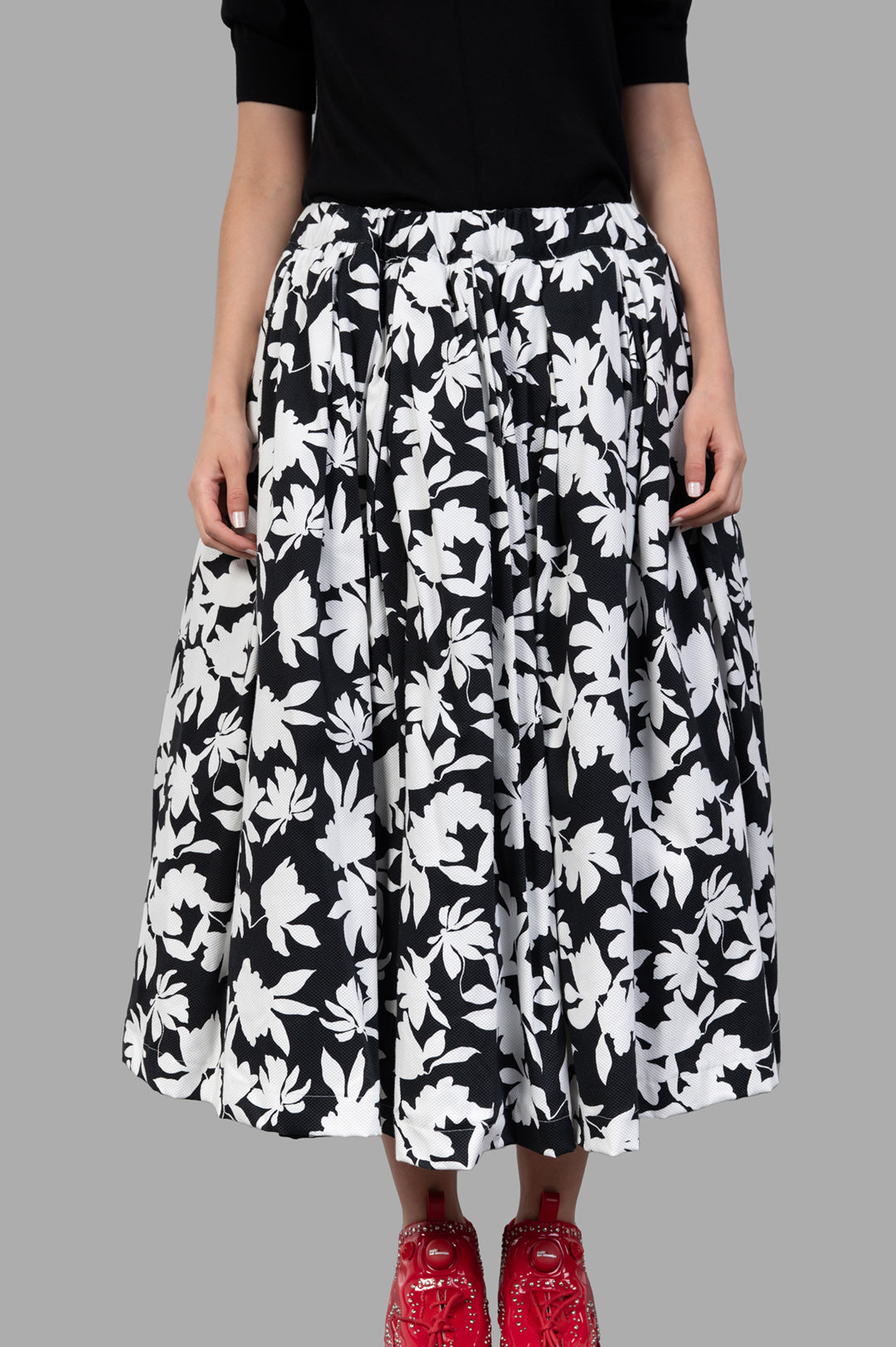 Comme des Garçons Floral-print Skirt featuring a black and white floral design, elasticated waistband, and side pockets.