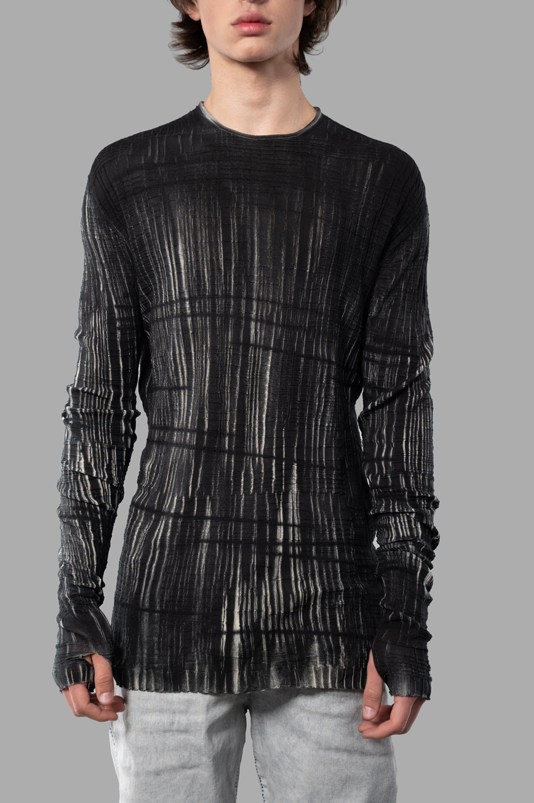 MD 75 Ribbed Sweater with Stripes features a textured design in black and grey, showcasing a fitted silhouette on model.