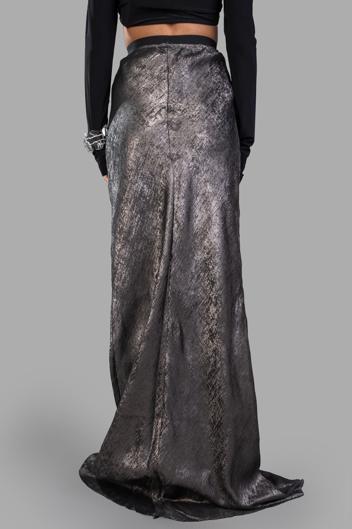 Avant Toi Shiny Maxi Skirt with lustrous grey finish, highlighting the flowy silhouette and comfortable high-rise design.