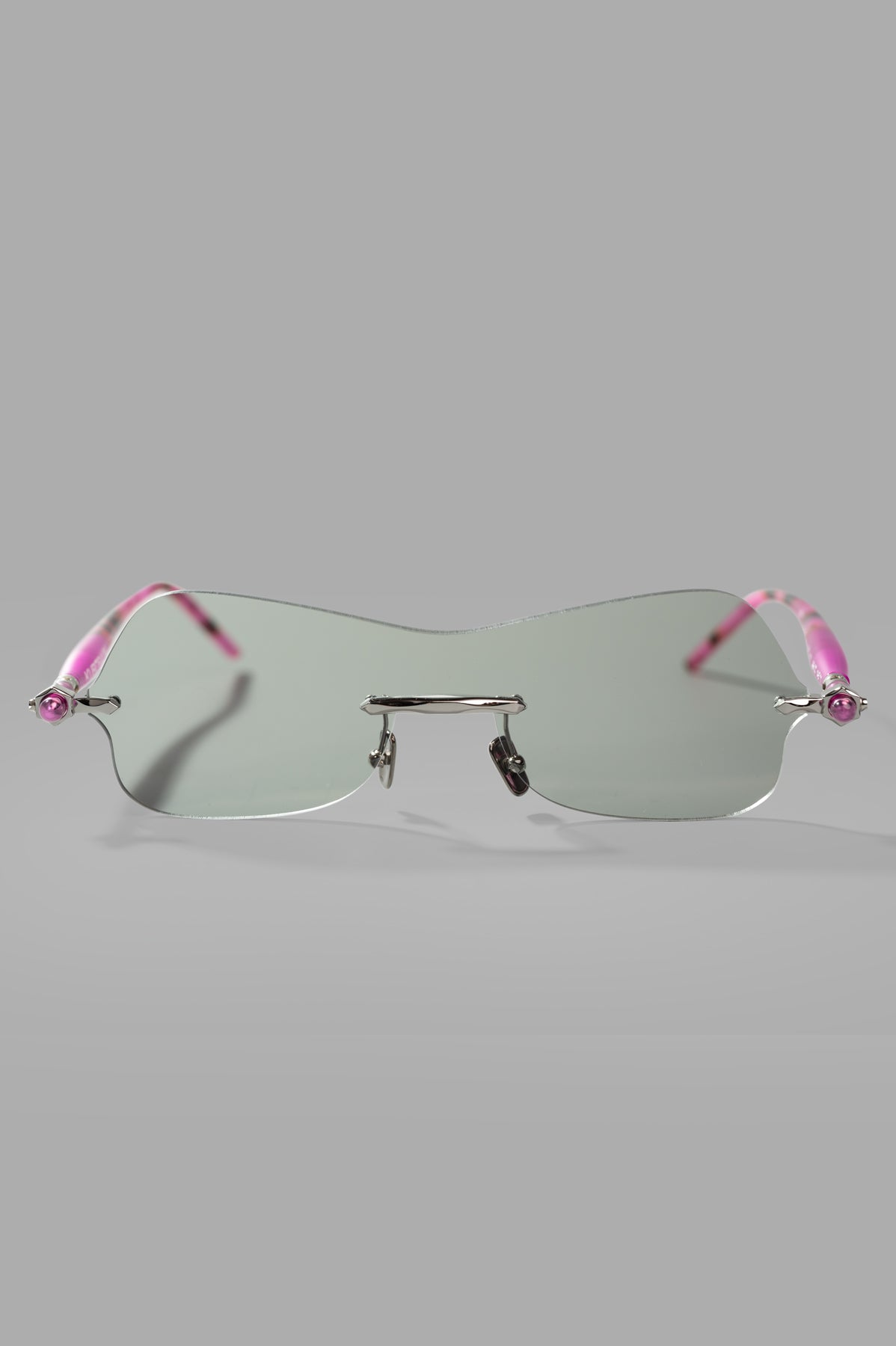 Kuboraum Berlin Mask P90 Silver front view glasses with fuchsia arms, light grey lenses, acetate and metal frame.