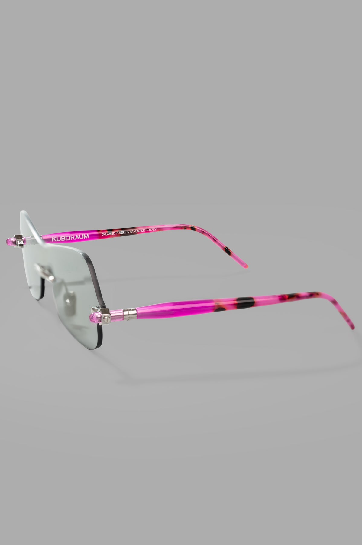 Kuboraum Berlin Mask P90 Silver, side view with fuchsia temples and light grey lenses, highlighting its unique design.