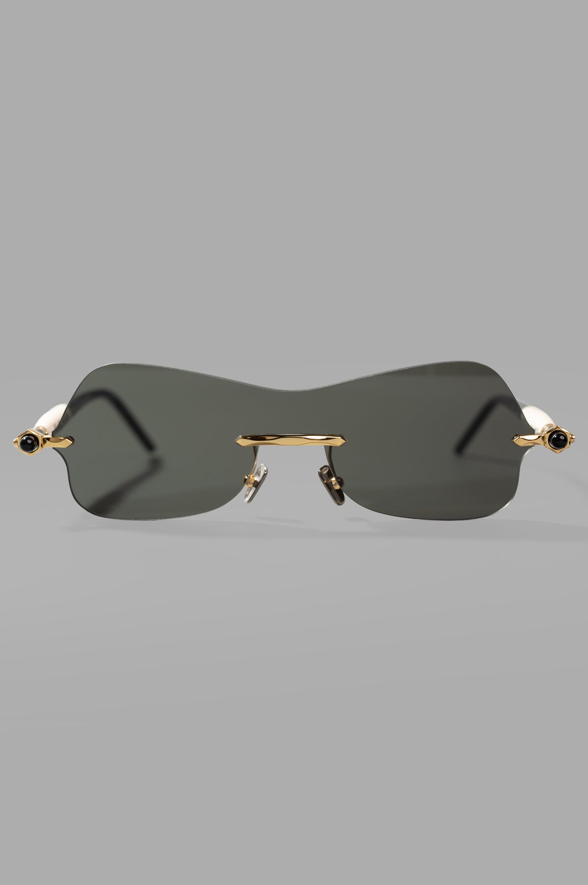 Kuboraum Berlin Mask P90 Gold sunglasses, front view, featuring smoke lenses and gold accents, handmade in Italy.