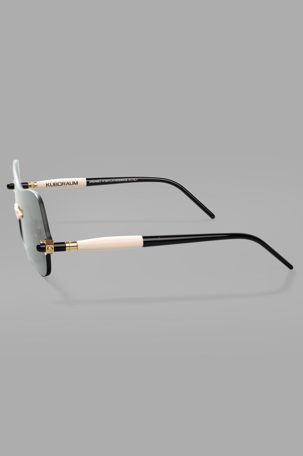 Kuboraum Berlin Mask P90 Gold, side view showcasing smoke lenses and elegant cream accents on acetate frames.