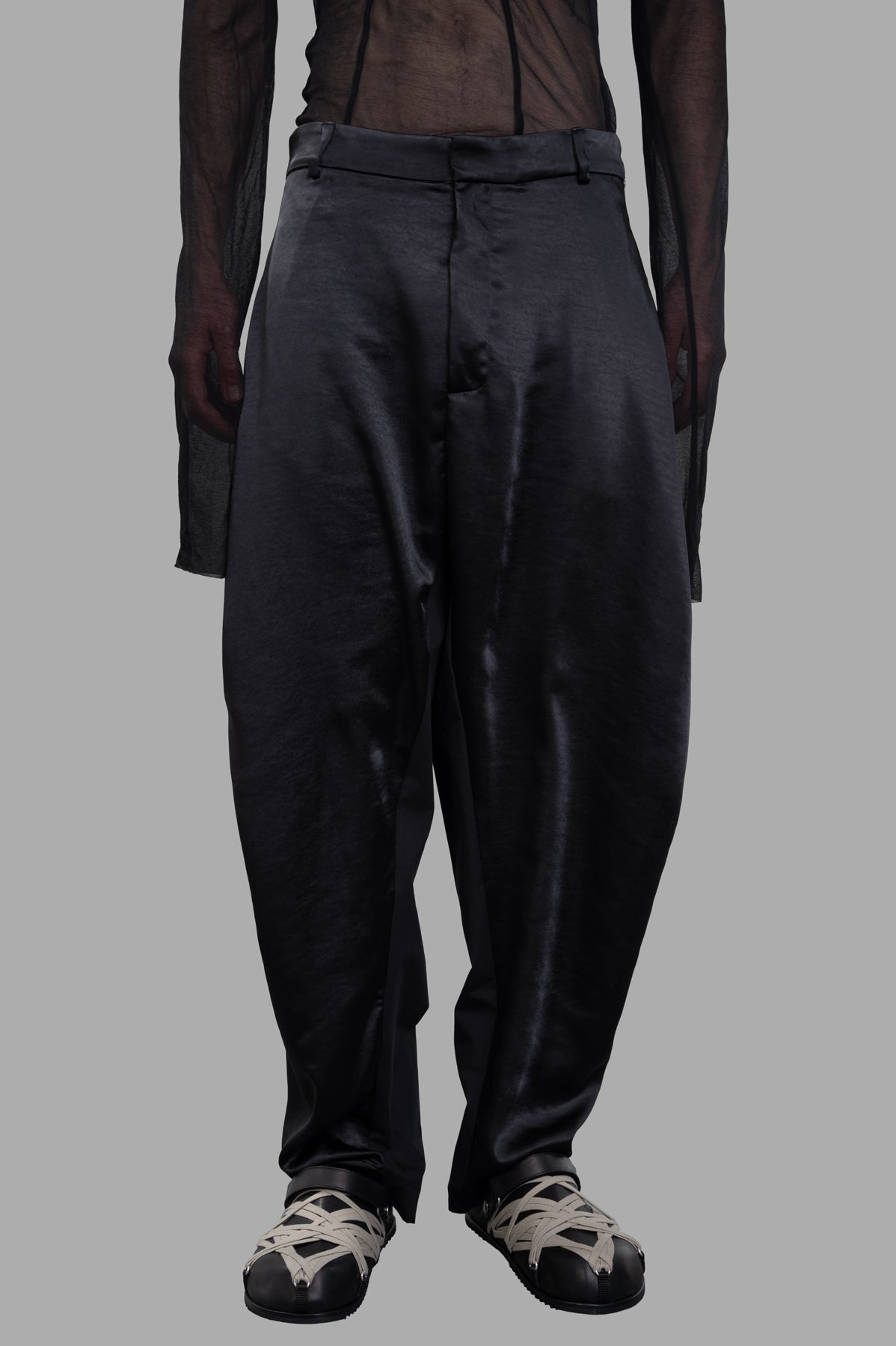 Giovanni Cavagna Relaxed-fit Pants in black, featuring a luxurious silk-cotton blend, showcased on a model from the front.