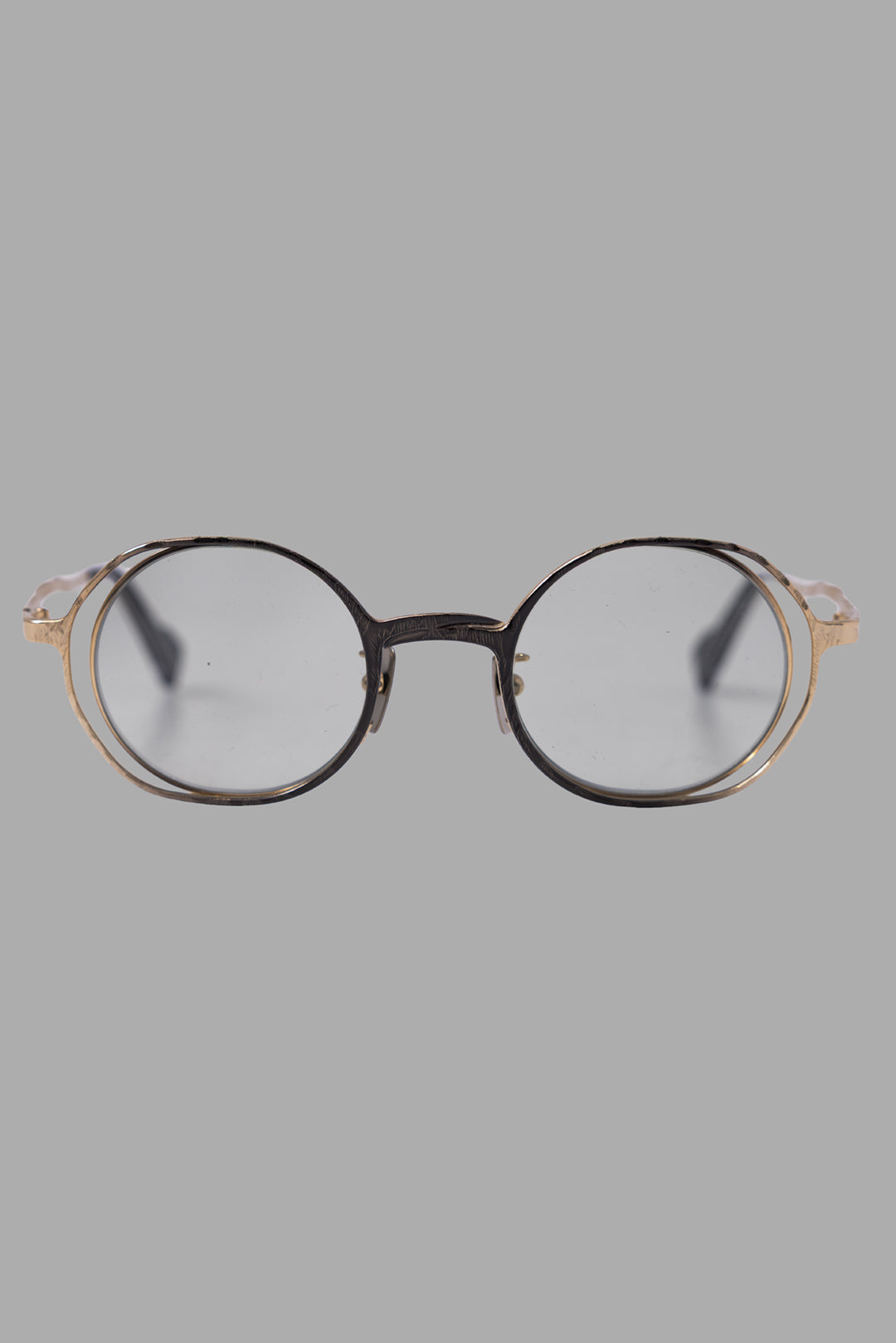 Kuboraum unisex sunglasses in gunmetal gold, front view, round double-front frame with 24H light grey lenses.