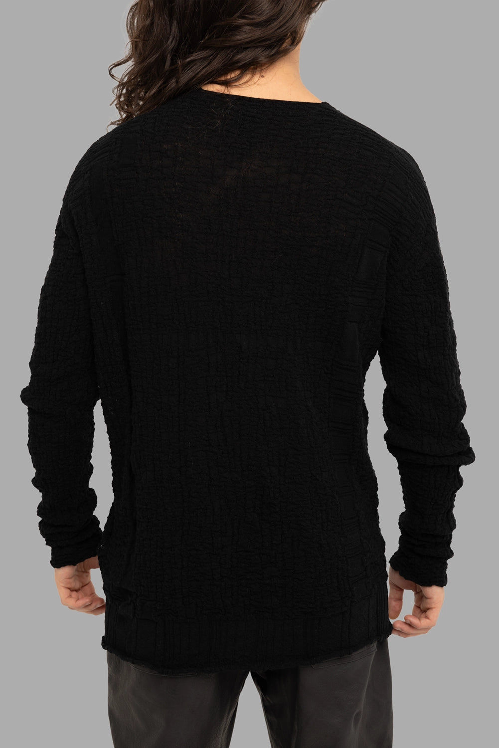 MD75 men’s sweater in black, back view, lightweight textured knit and ribbed cuffs/hem