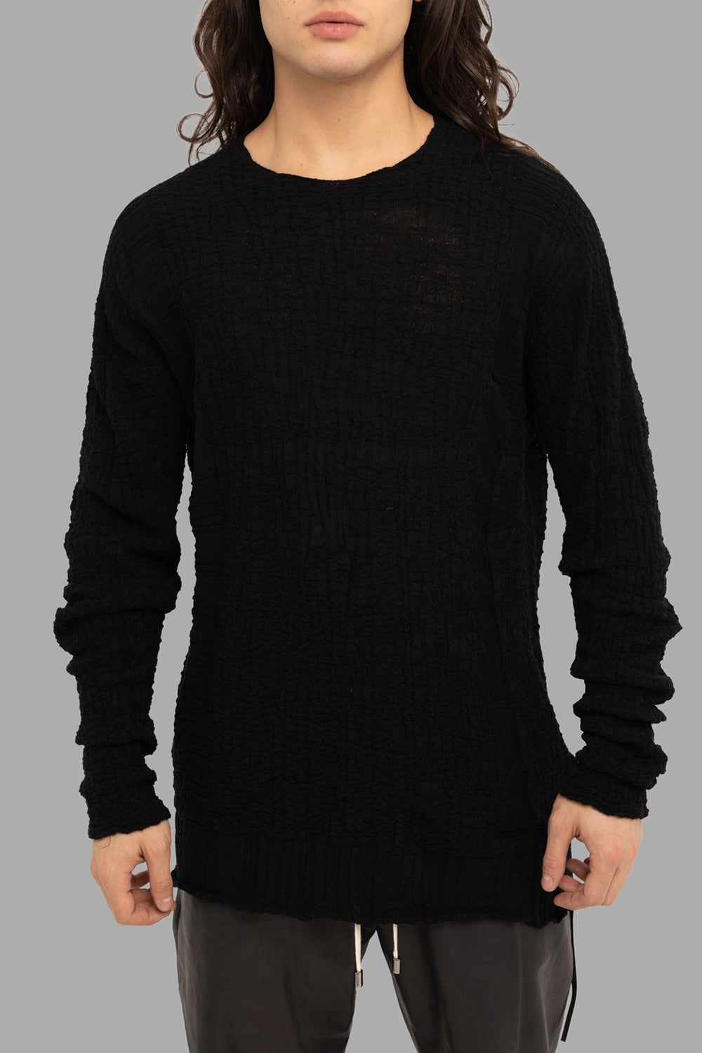 MD75 men’s sweater in black, front view, crinkled grid texture with long sleeves and crewneck