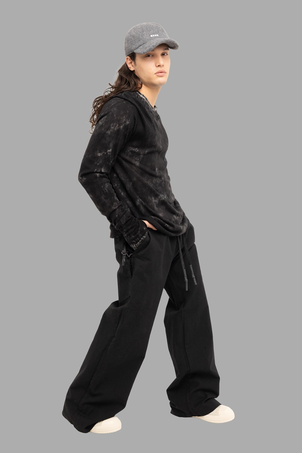 MD75 men’s sweater in brown black, on-model full length, spray-dyed cloudy finish and extended sleeves