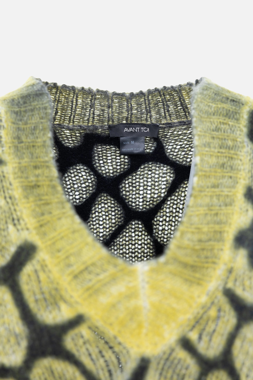 Pre-owned Avant Toi sweater in olive, label close-up, neck tag and knit texture