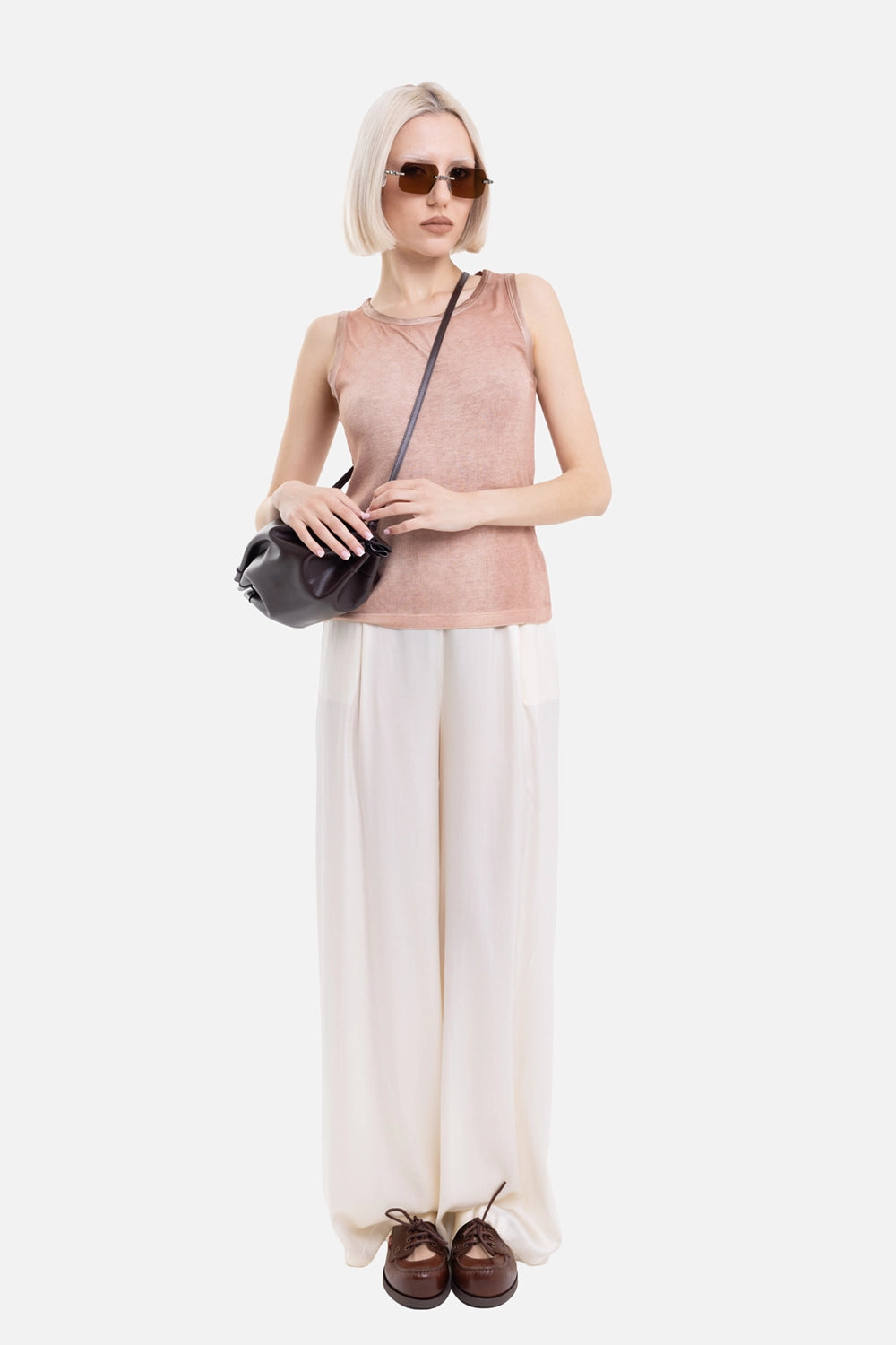 Avant Toi women's tank top in antique rose, on-model full-length view, styled with cream trousers and crossbody bag
