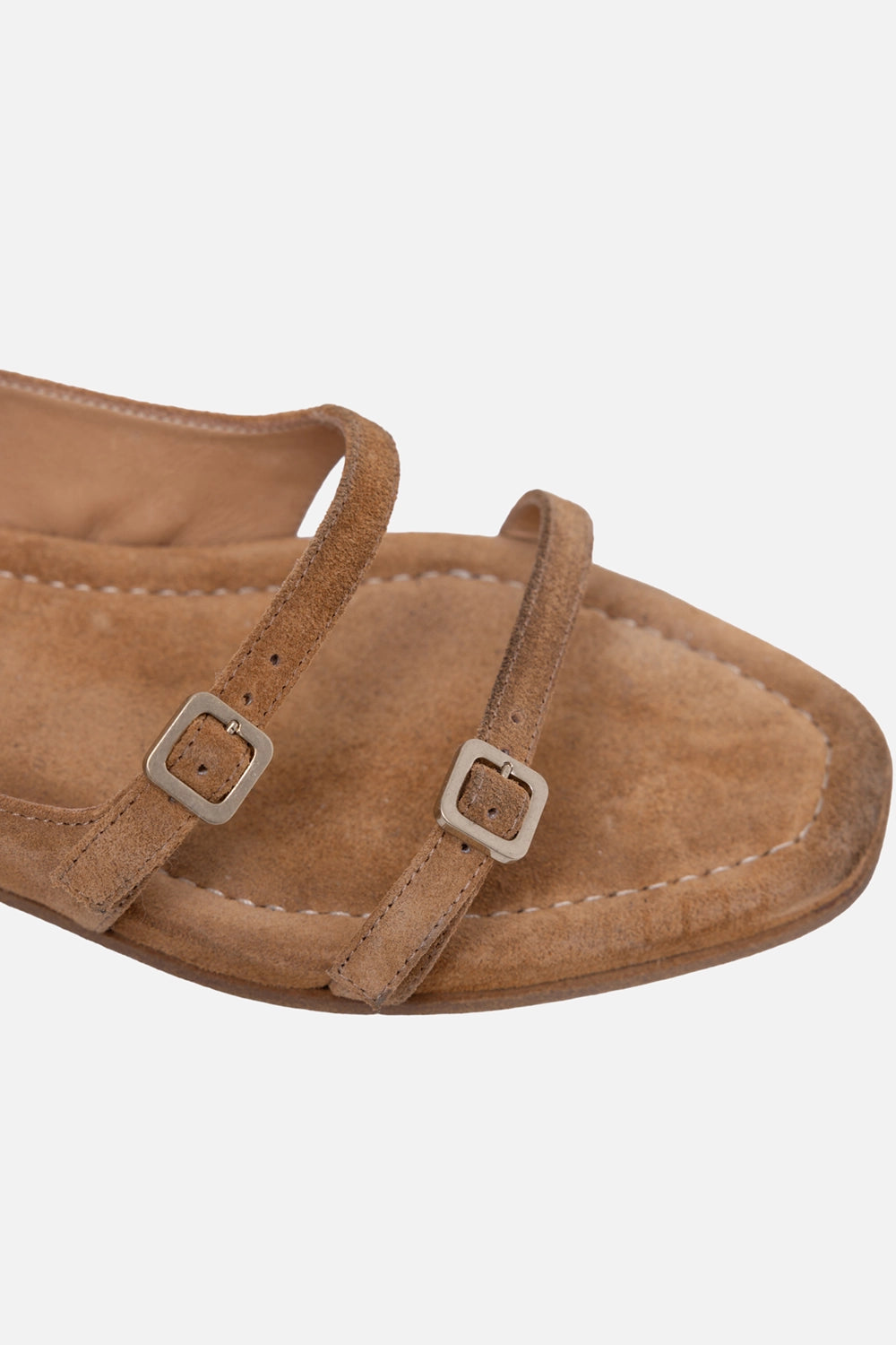 Traccia flat sandals in legno tan suede, close-up of buckle straps and footbed