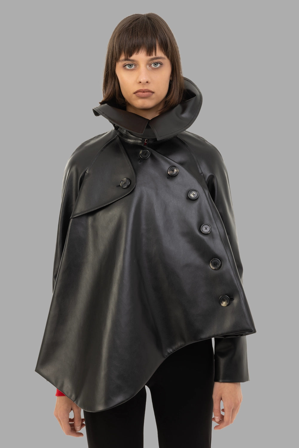 A.W.A.K.E. MODE women's trench jacket in black, half-length on model, off-center double-breasted buttons