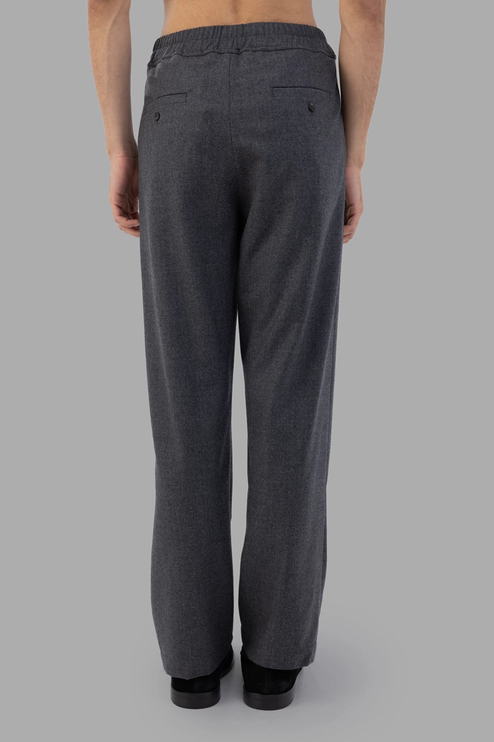 AION trousers in anthracite, back view, buttoned welt pockets and gathered waistband