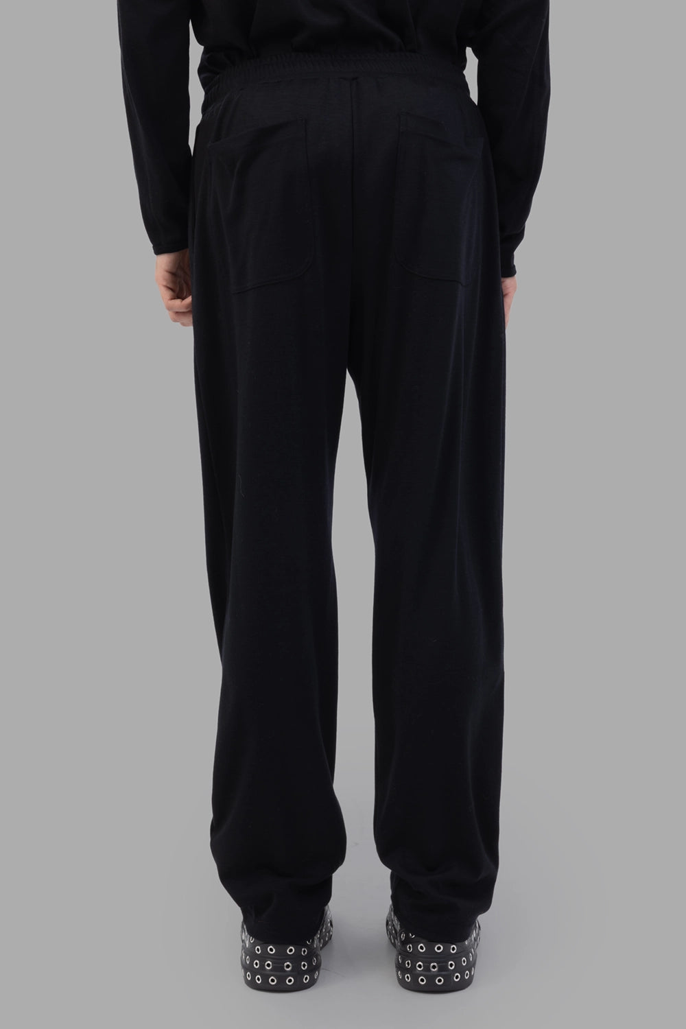ATTACHMENT trousers in black, back view, twin patch pockets and clean seat