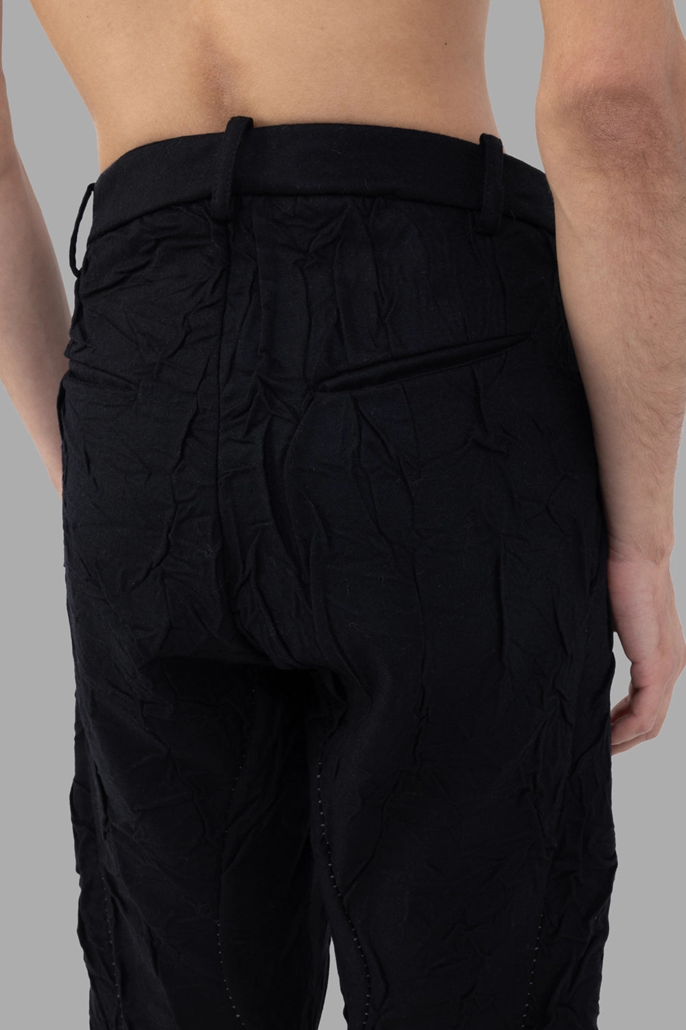 Masnada slim trousers in black, fabric close-up, pronounced crinkle finish