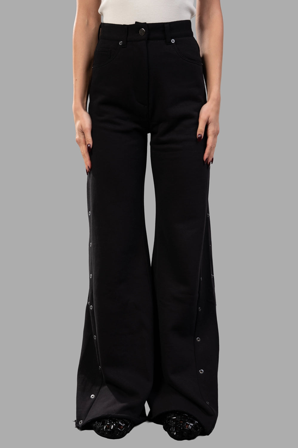 Sehnsucht Atelier wide-leg trousers in black, front view showing high rise, five-pocket build and belt loops