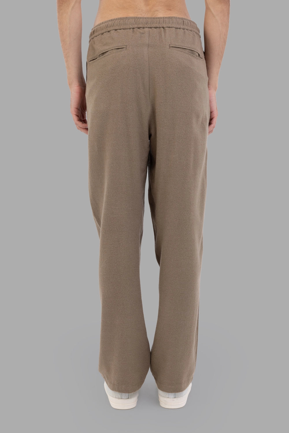 ATTACHMENT trousers in camel, back view, twin welt pockets and elasticated waist