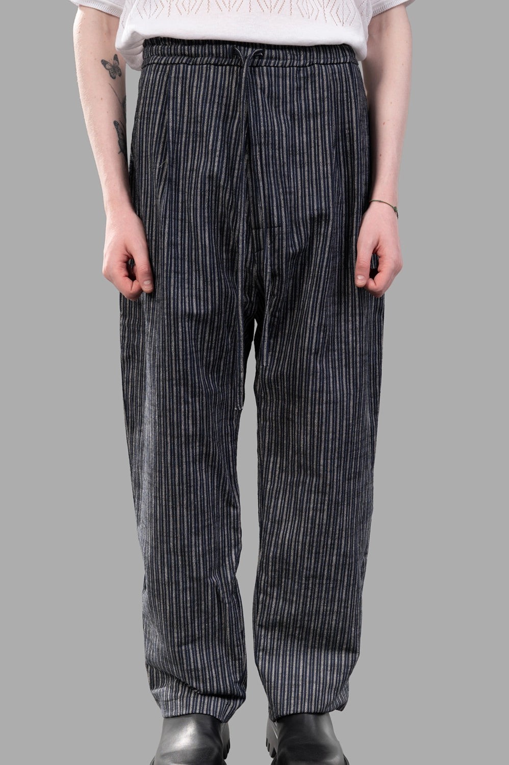 Marc Point trousers in grey-blue stripe, back view, two patch pockets and elasticated waist