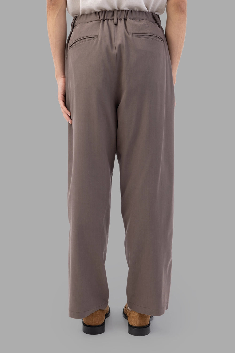 Attachment trousers in khaki gray, back view, elastic back waistband and jetted pockets