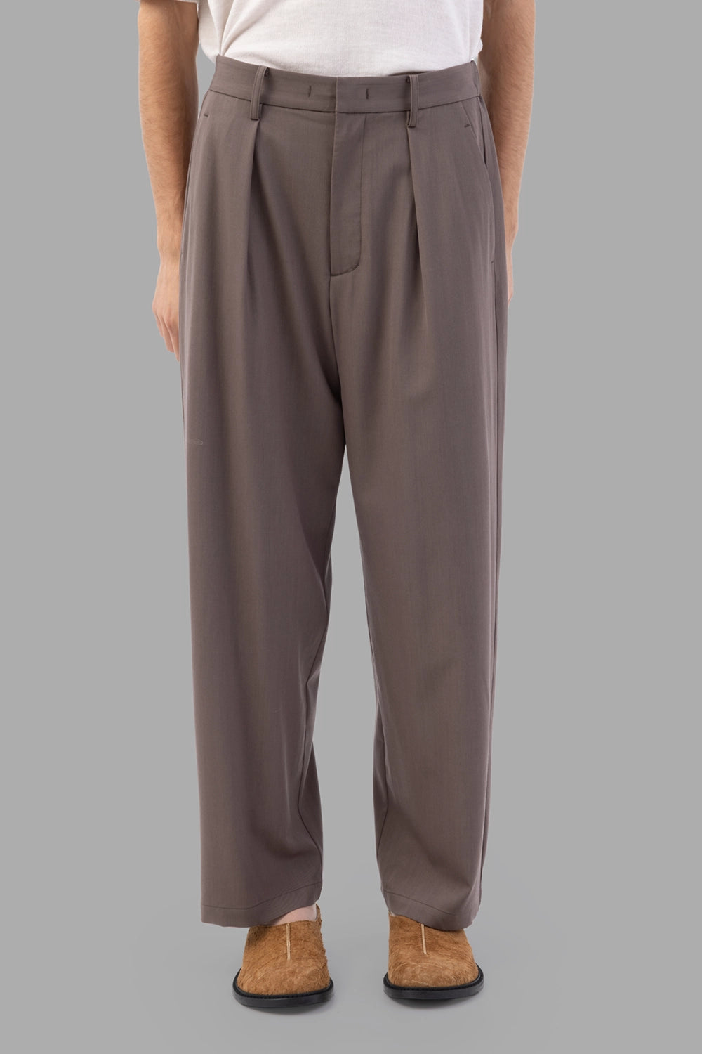 Attachment trousers in khaki gray, front view, single front pleats and belt loops