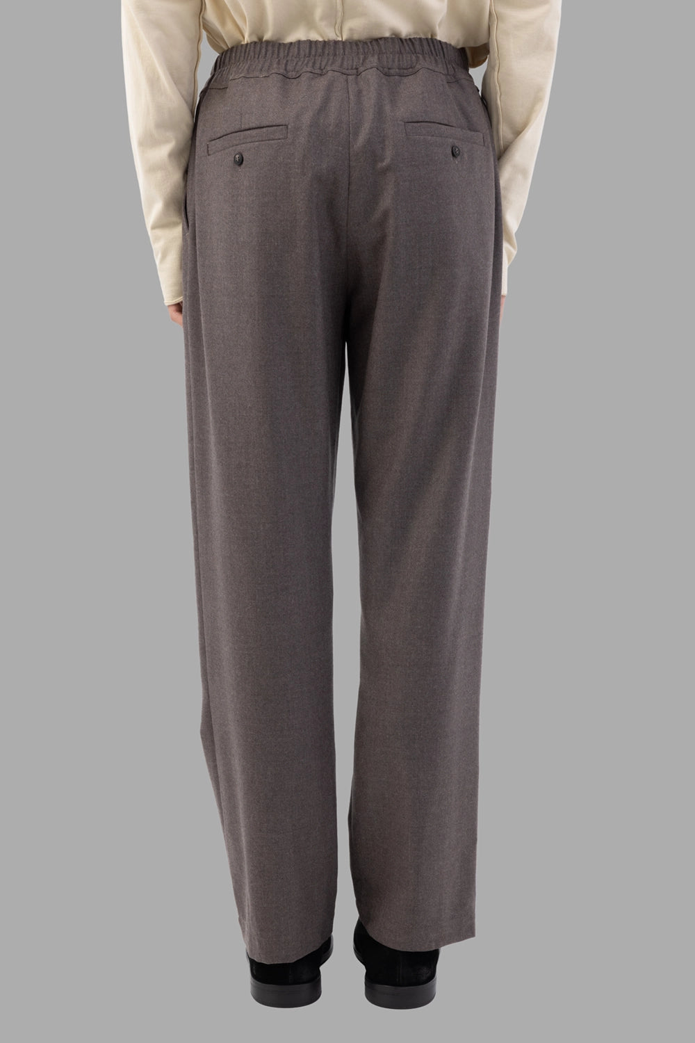 AION jogger trousers in tortora, back view, buttoned welt pockets and gathered waistband