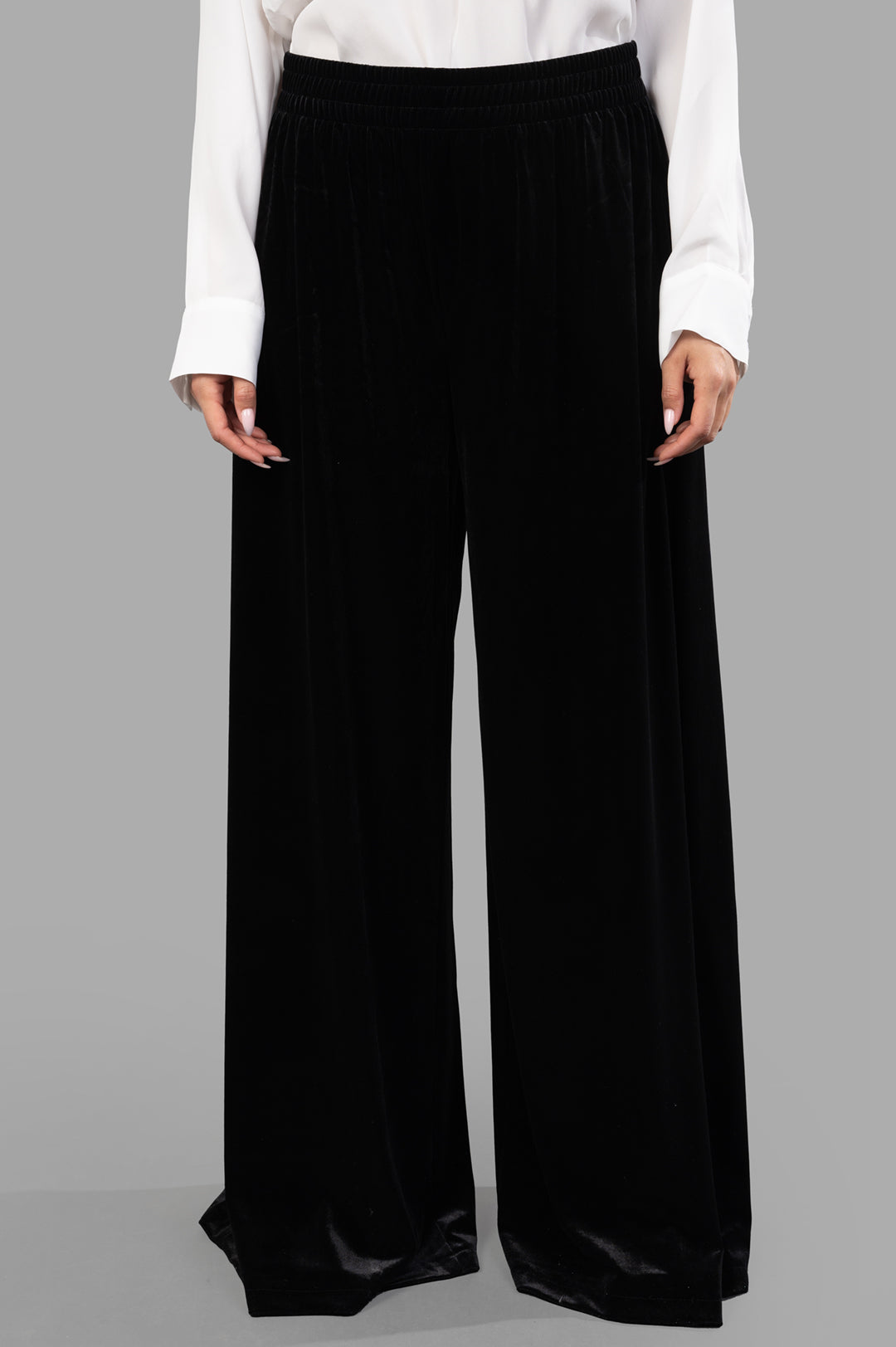 Norma Kamali. Wide-leg Velvet Pants in black, featuring an elasticized waist and side pockets for comfort and style.