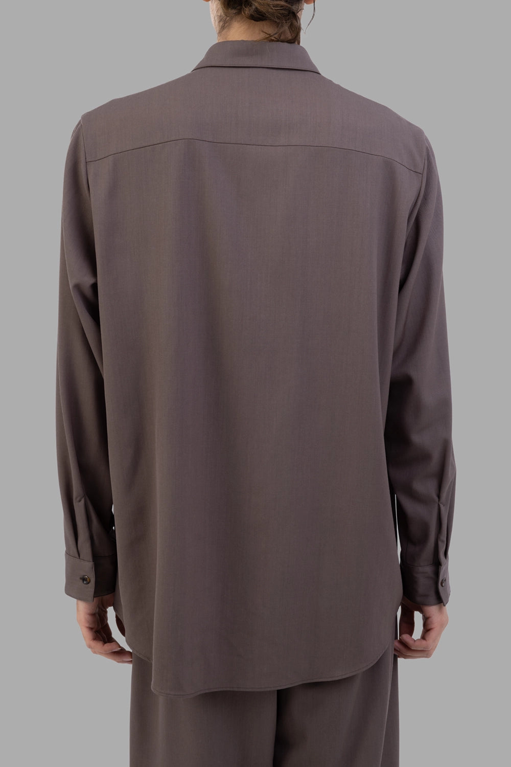 Attachment zip shirt in taupe grey, back view, straight yoke and button cuffs